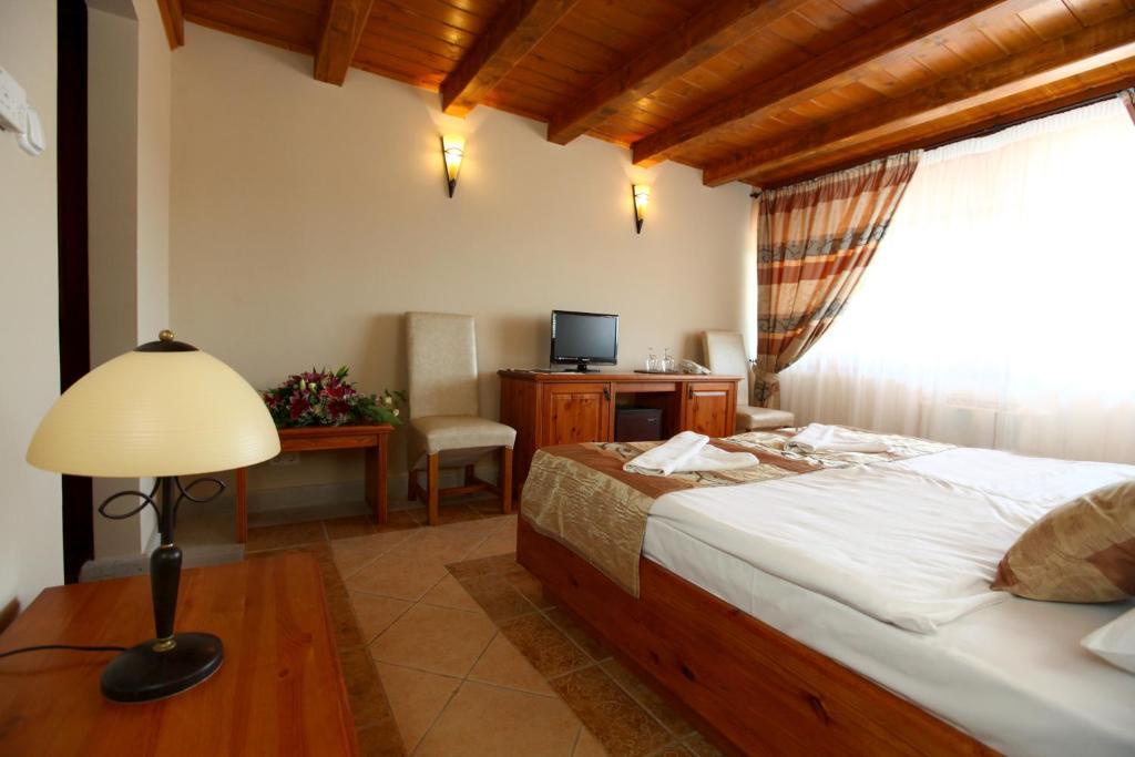 Egri Korona Borhaz Es Wellness Hotel Демьен Экстерьер фото